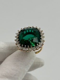 Кольцо с зелёным кристаллом