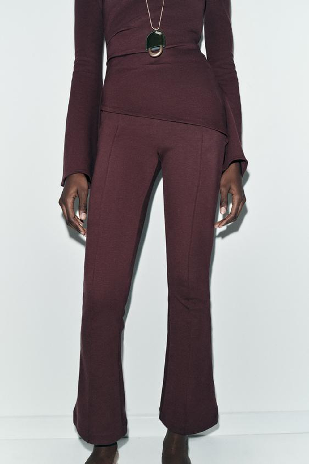 ZARA БРЮКИ FLARE ИЗ ИНТЕРЛОКА СО СТРЕЛКАМИ, ВИННЫЙ