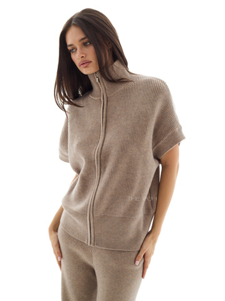 Трикотажный костюм с жилетом в цвете капучино