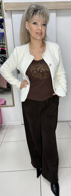 Белый, теплый жакет на пуговицах