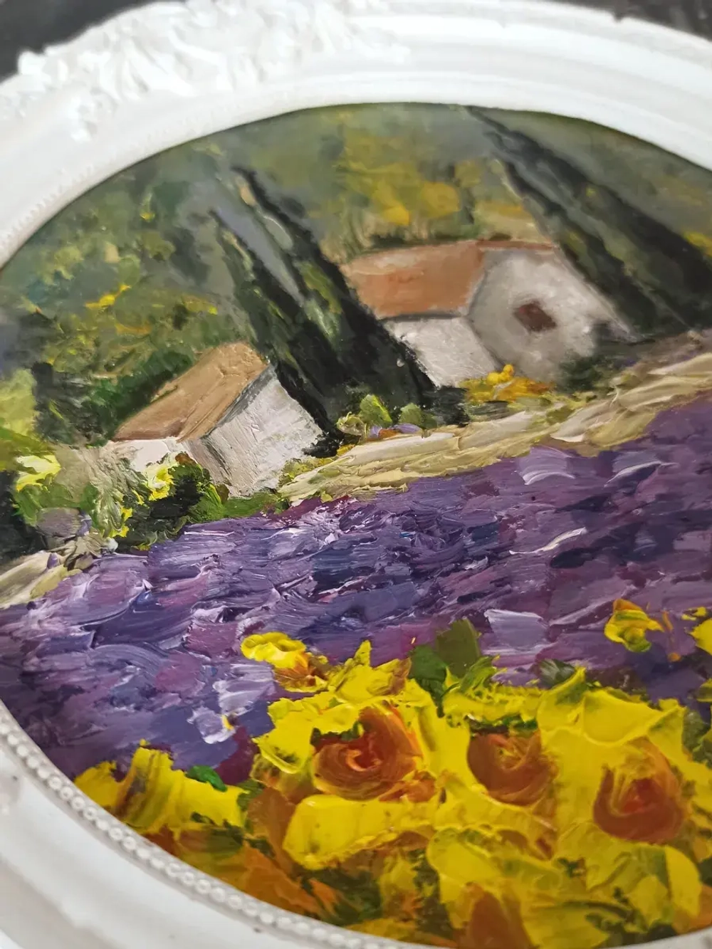 Картина в круглой рамке