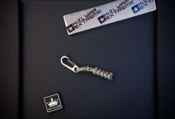 Короткий брелок с карабином