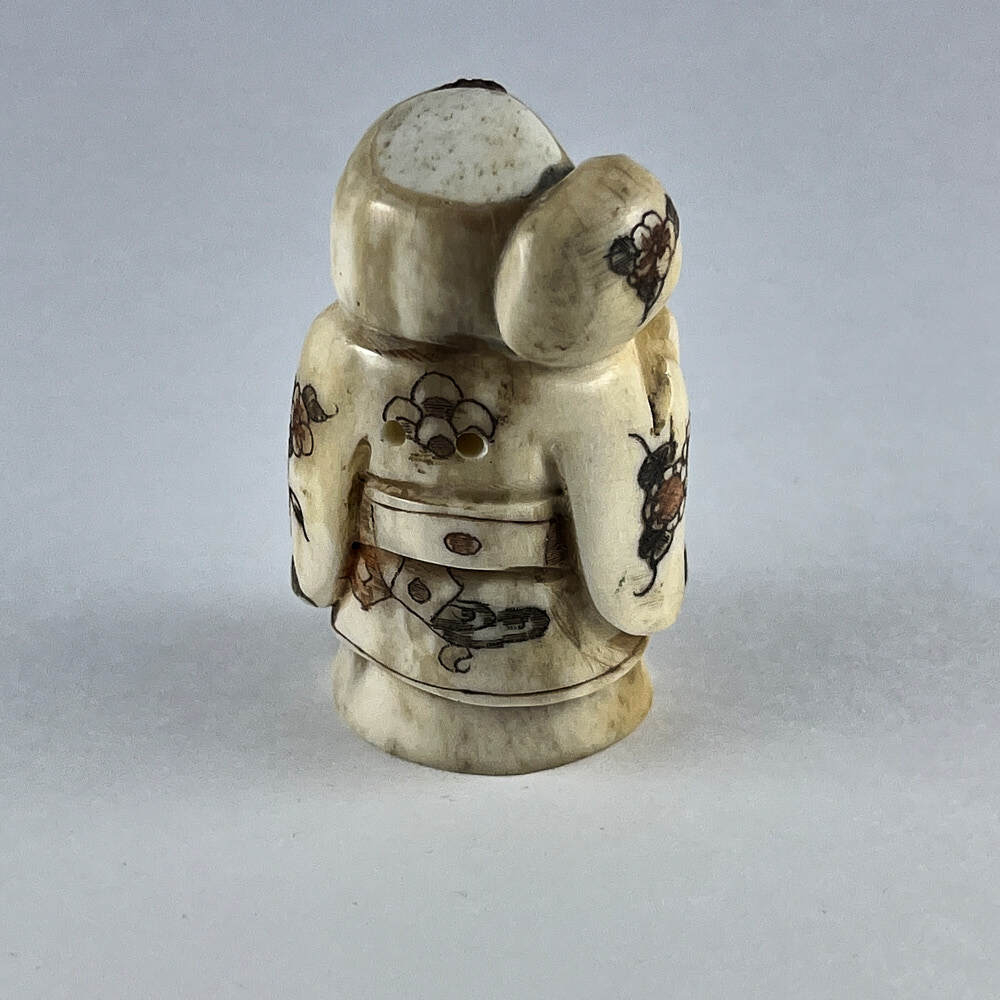 Статуэтка нэцкэ Ребенок Карако с мешком риса (богатство)