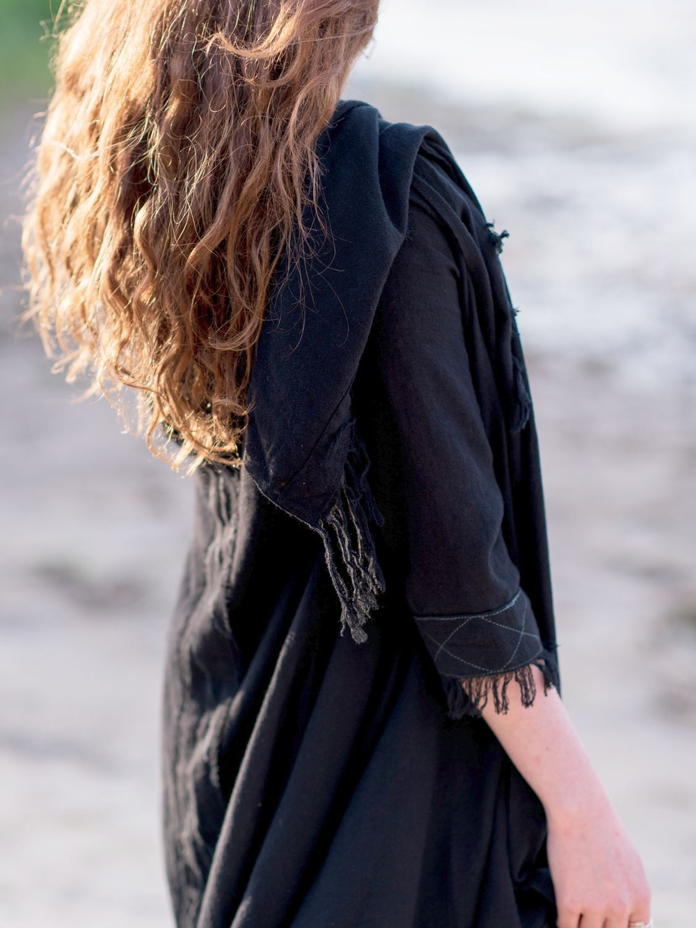 Накидка с бахромой Chintamani короткая (черная)