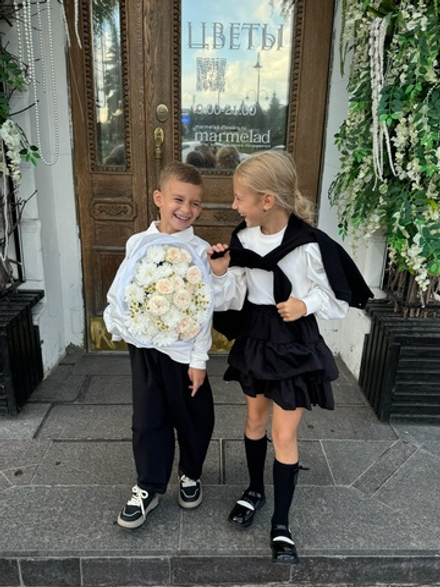 Сборный букет из хризантемы, кустовых пионовидных роз и ромашки