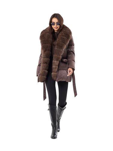Шоколадный пуховик с поясом и мехом песца