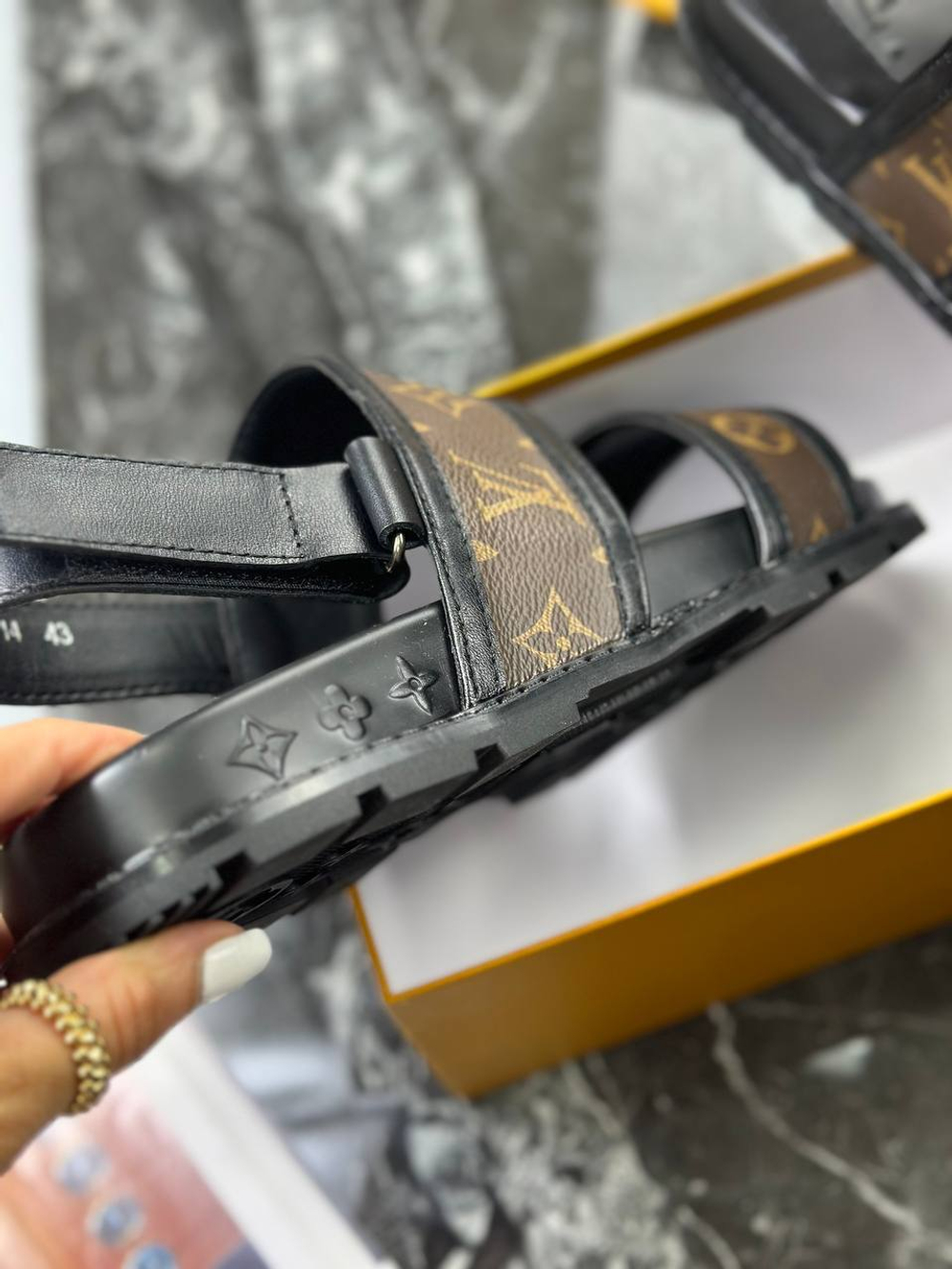 Сандалии Louis Vuitton