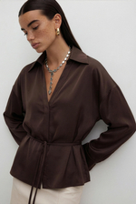 Блуза из струящейся ткани с акцентом на талии