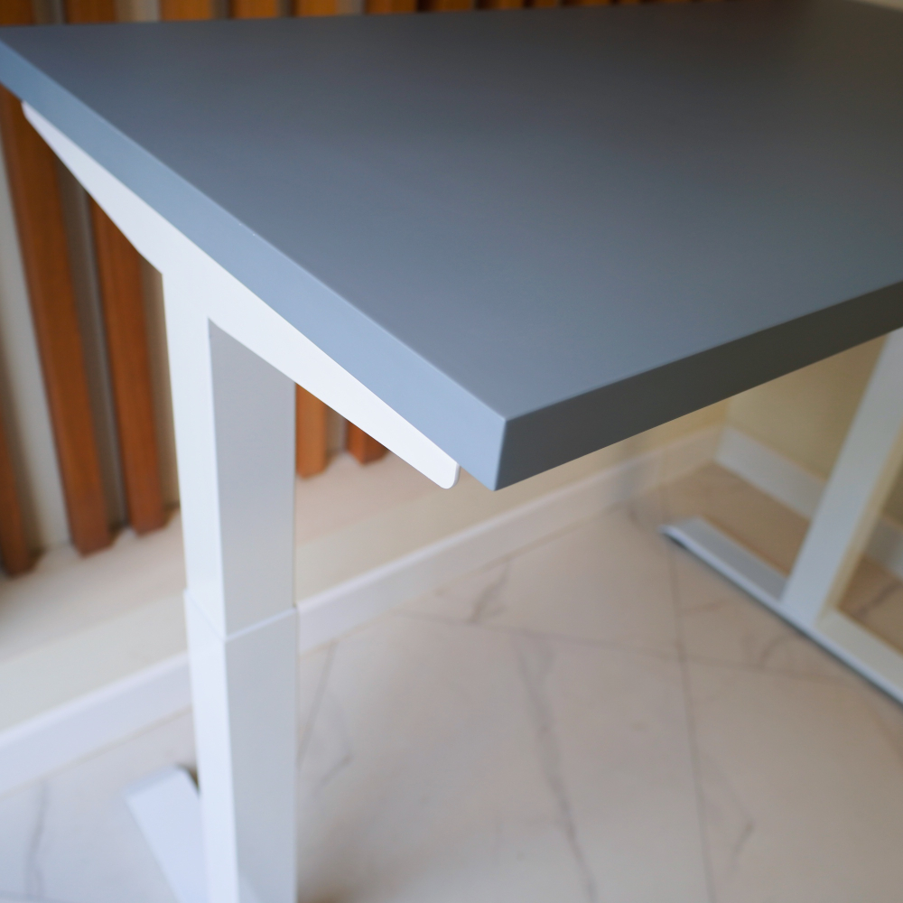 Регулируемый компьютерный стол Motor UP с регулировкой по высоте — столешница МДФ серый