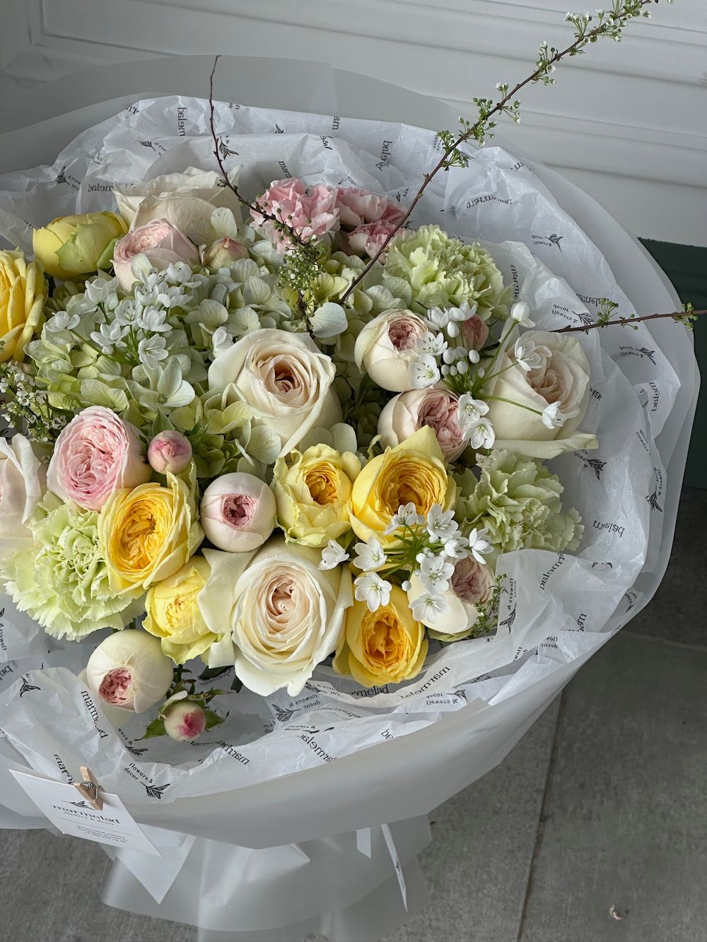 Букет сборный из кустовых пионовидных роз, маттиолы, диантусов и веток прунуса