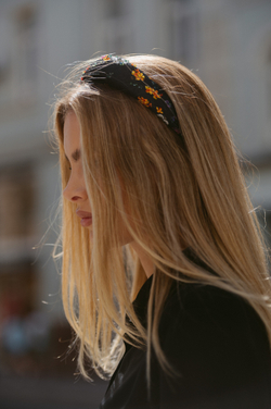 Ободок черный с цветочным принтом