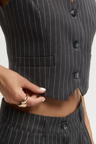 Жилет костюмный в полоску темно-серого цвета