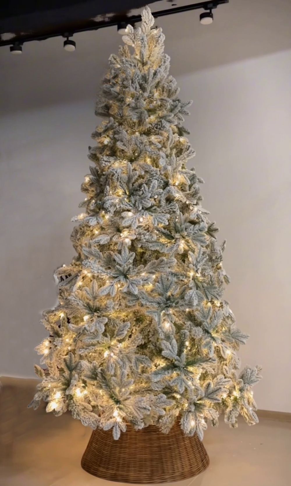 Заснеженная ель с гирляндой «Барокко» теплый свет (Литая+пвх) 210 см / 2,1 м