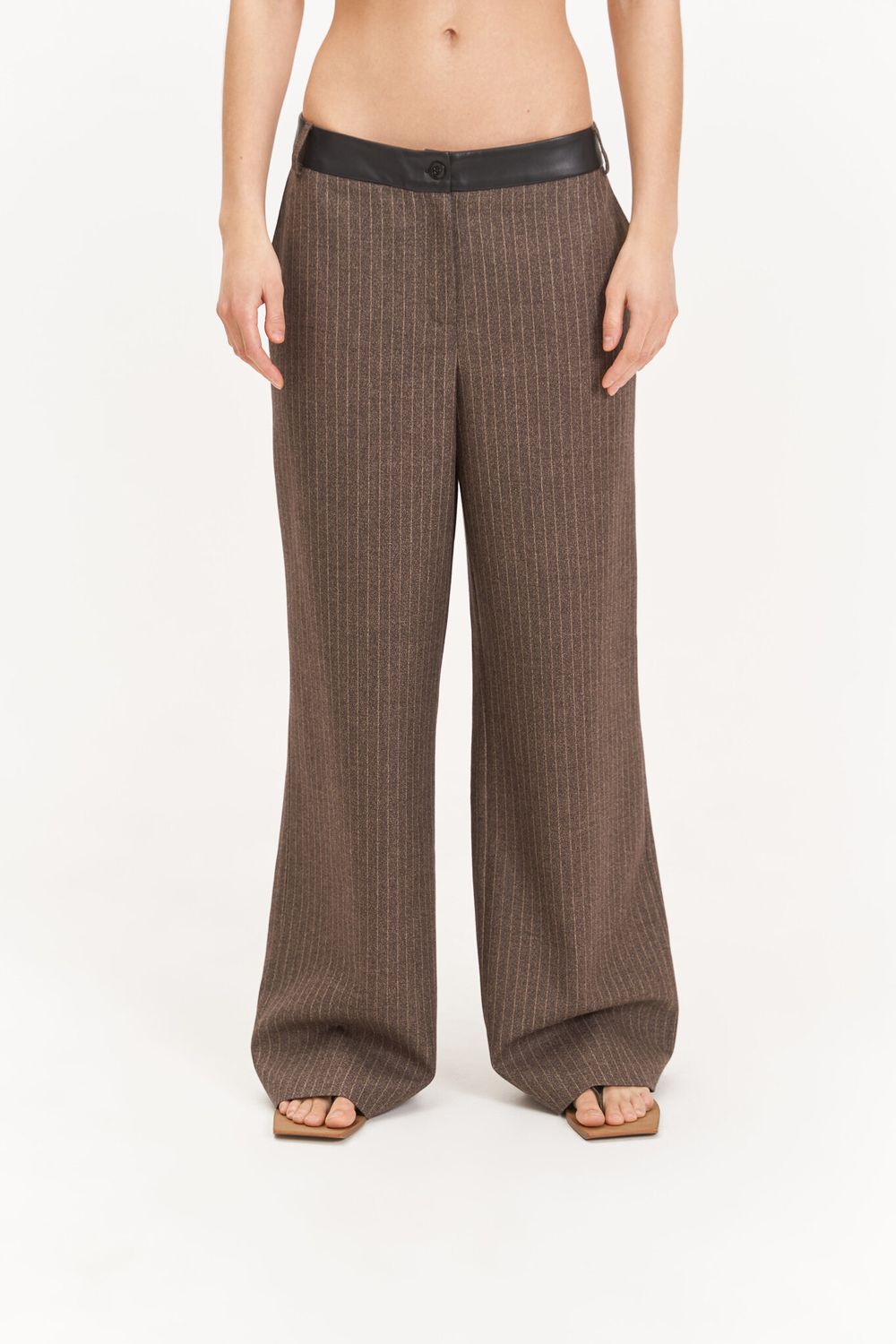 Брюки в полоску с кожаным поясом, коричневые