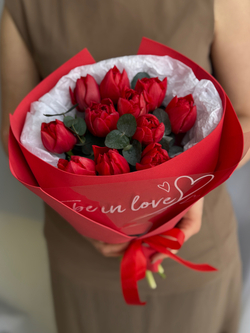 Пионовидные красные тюльпаны и эвкалипт в элегантном оформлении от Флора Маркет