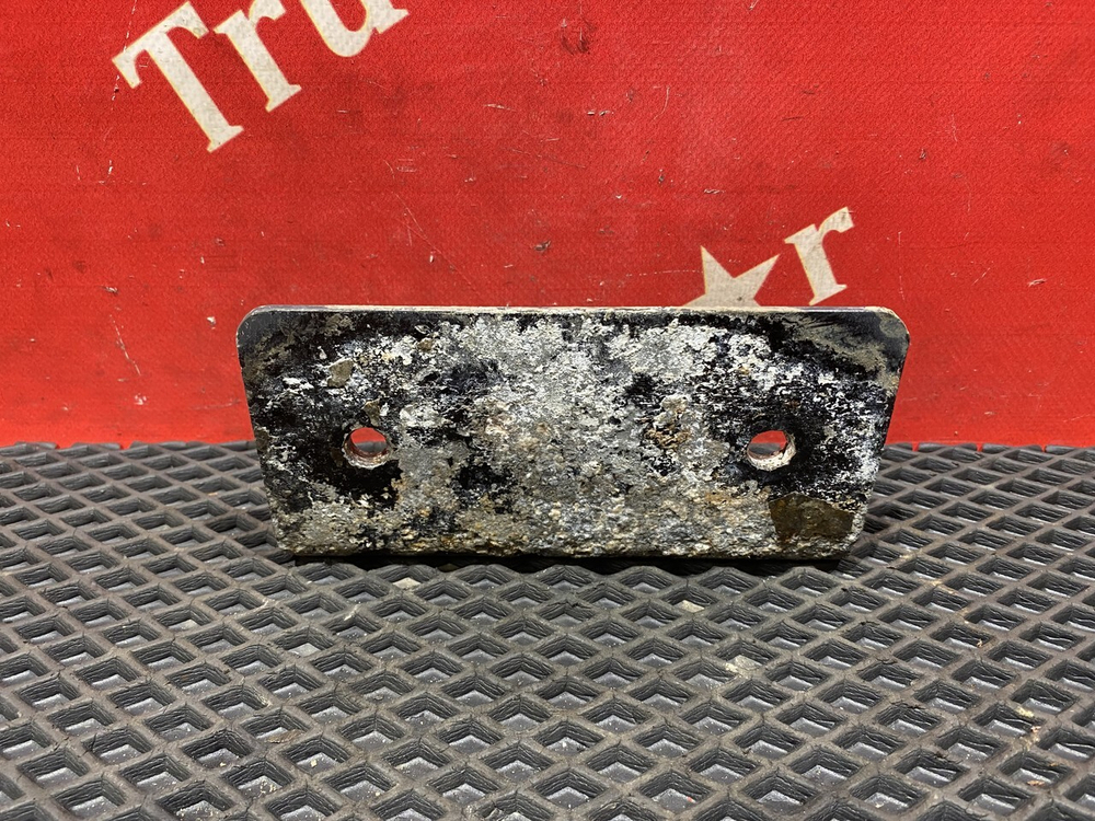 Кронштейн подушки передней заднего моста 2019г