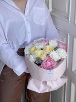 Букет сборный с пионами и незабудками