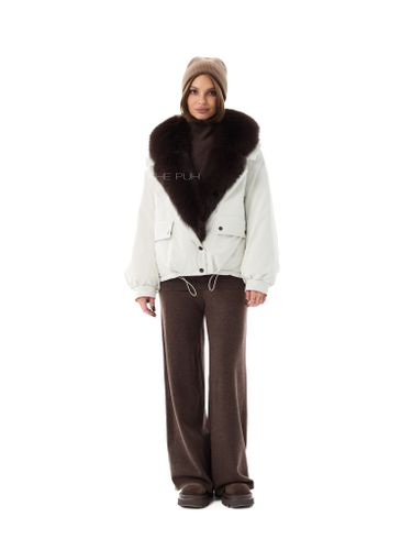 Короткий белый пуховик с воротником из лисы