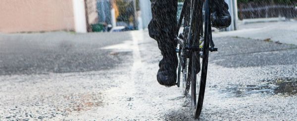 Как ездить на велосипеде  в дождь? Как ездить на велосипеде  в дождь?