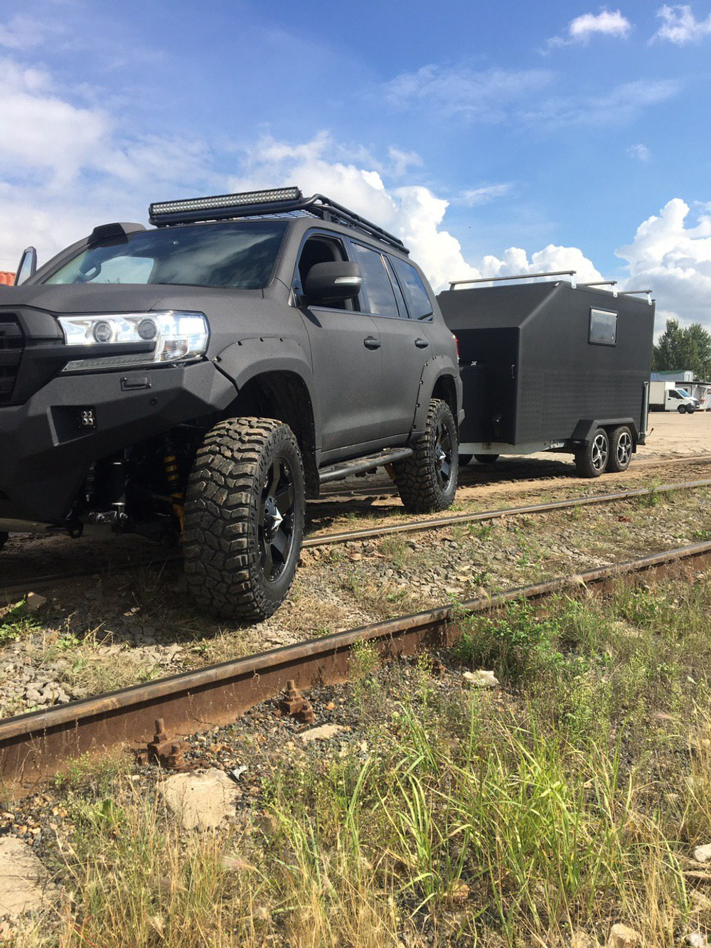 Toyota Land Cruiser 200 с прицепом