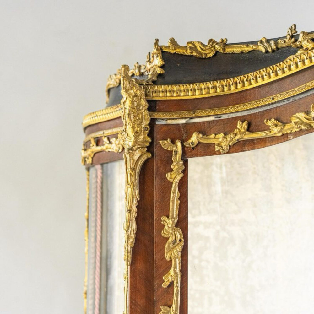 Витрина в дворцовом стиле