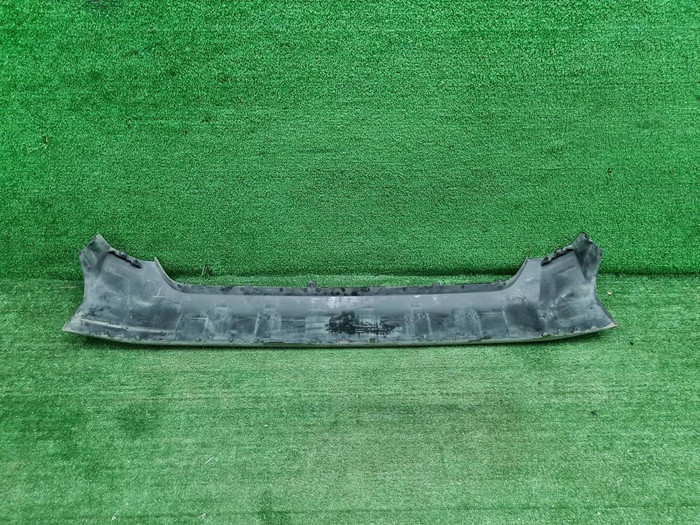 Накладка переднего бампера Toyota Hiace H200 10-19