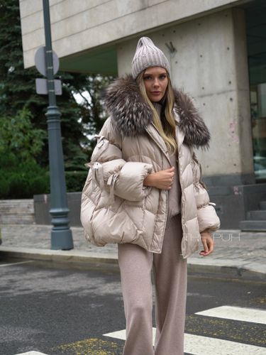 Бежевый пуховик с мехом енота и завязками на рукавах