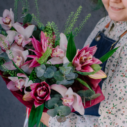 173. Стойкий ароматный букет с лилией и орхидеей