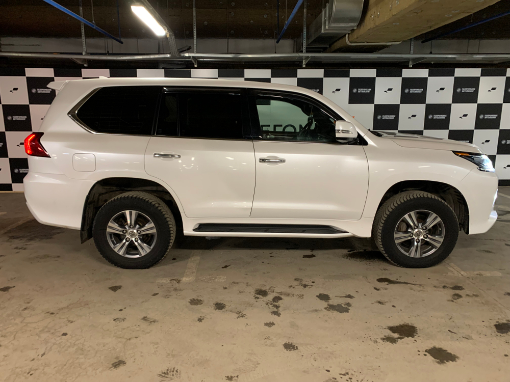 Lexus LX450D Executive 2