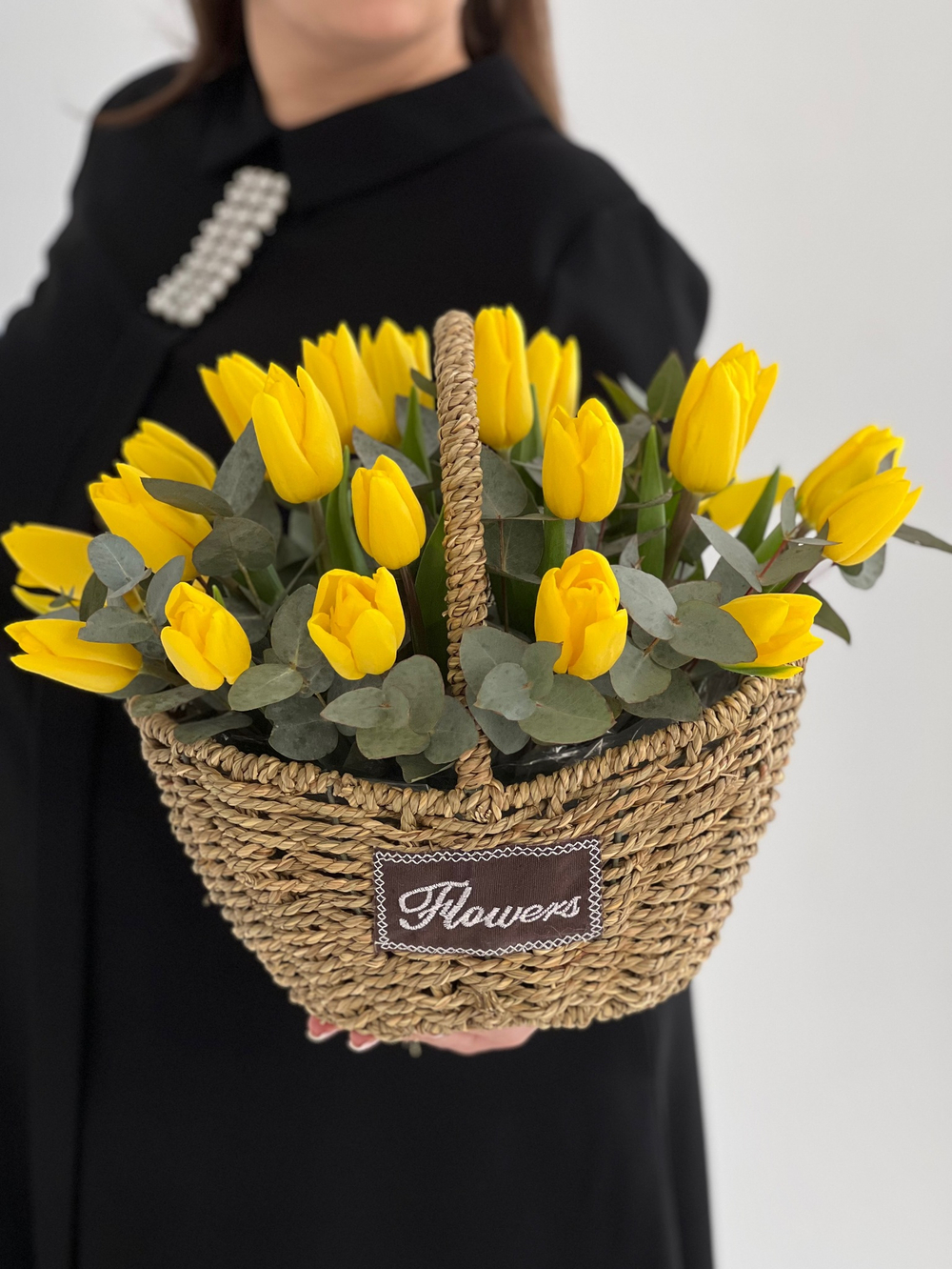 Весенняя корейская корзина из желтых тюльпанов и эвкалипта от Флора Маркет