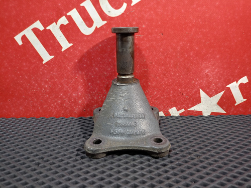 Кронштейн цилиндра подъёма кабины