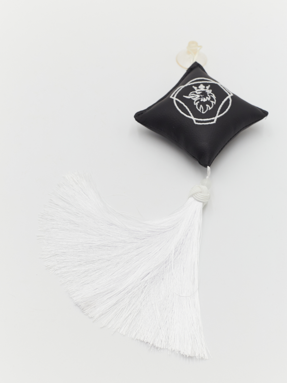 Ромб объемный на присоске SCANIA (экокожа, черный, белая вышивка, кисть)