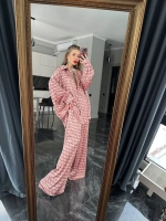 Костюм с банданой из шелковистой ткани в розовом цвете