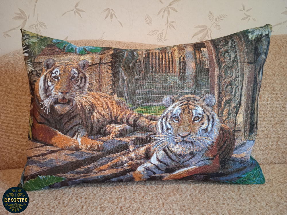 Декоративная гобеленовая наволочка для интерьерной подушки Зов джунглей 68х47