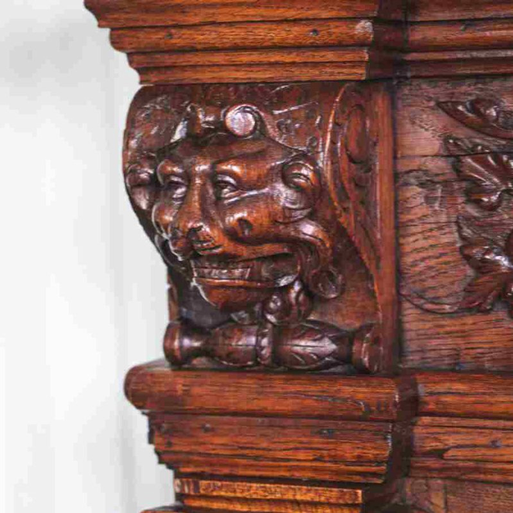 Резная скамья в Рыцарском стиле