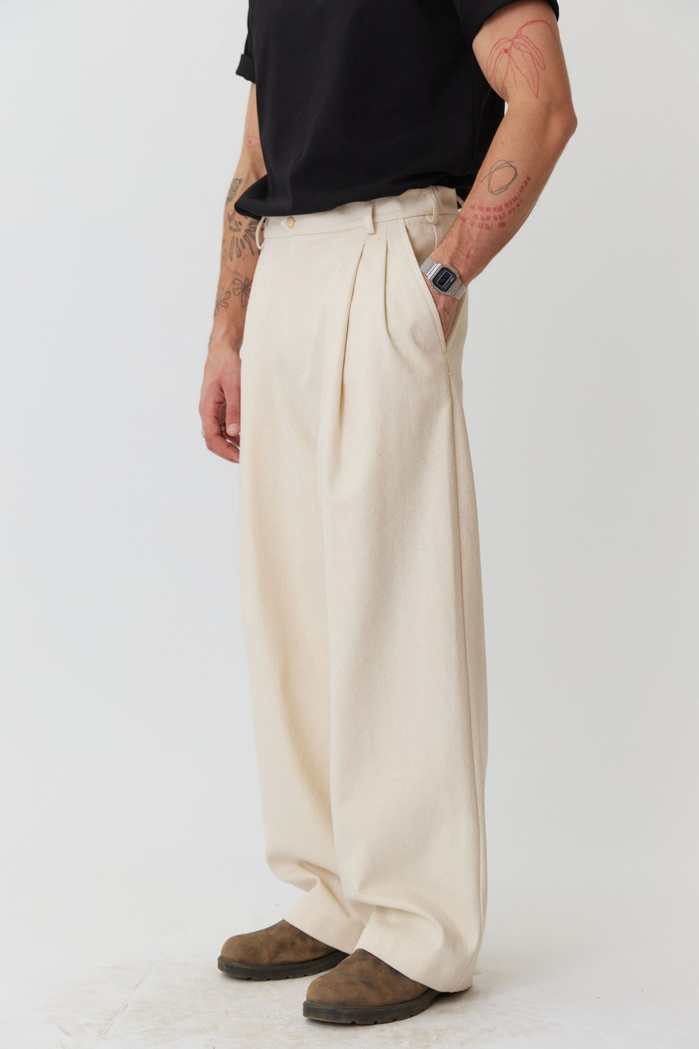 Брюки мужские со складками из молочного жаккарда