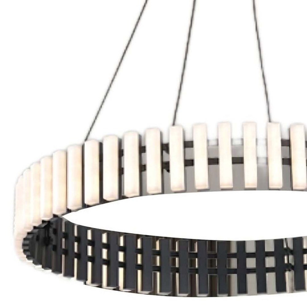 Современная подвесная люстра в форме кольца.