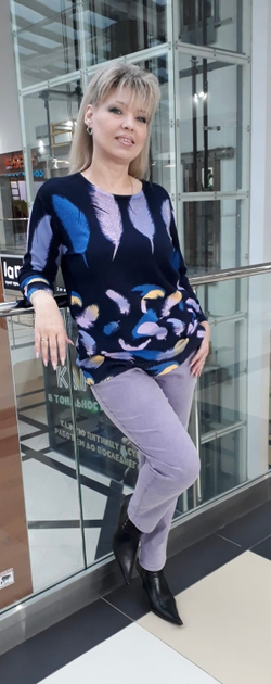 Тонкий джемпер с изображением цветных перьев