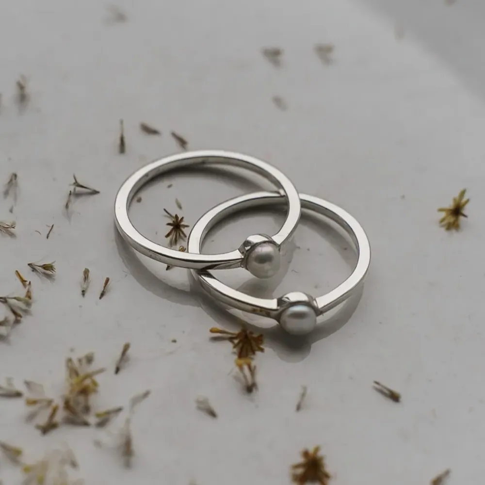 Кольцо тонкое с жемчугом