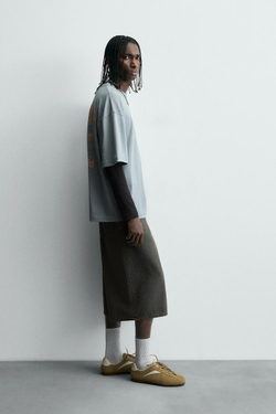 ZARA ФУТБОЛКА С ПРИНТОМ И ЭФФЕКТОМ ПОТЕРТОСТИ, ЛИНЯЛЫЙ ГОЛУБОЙ