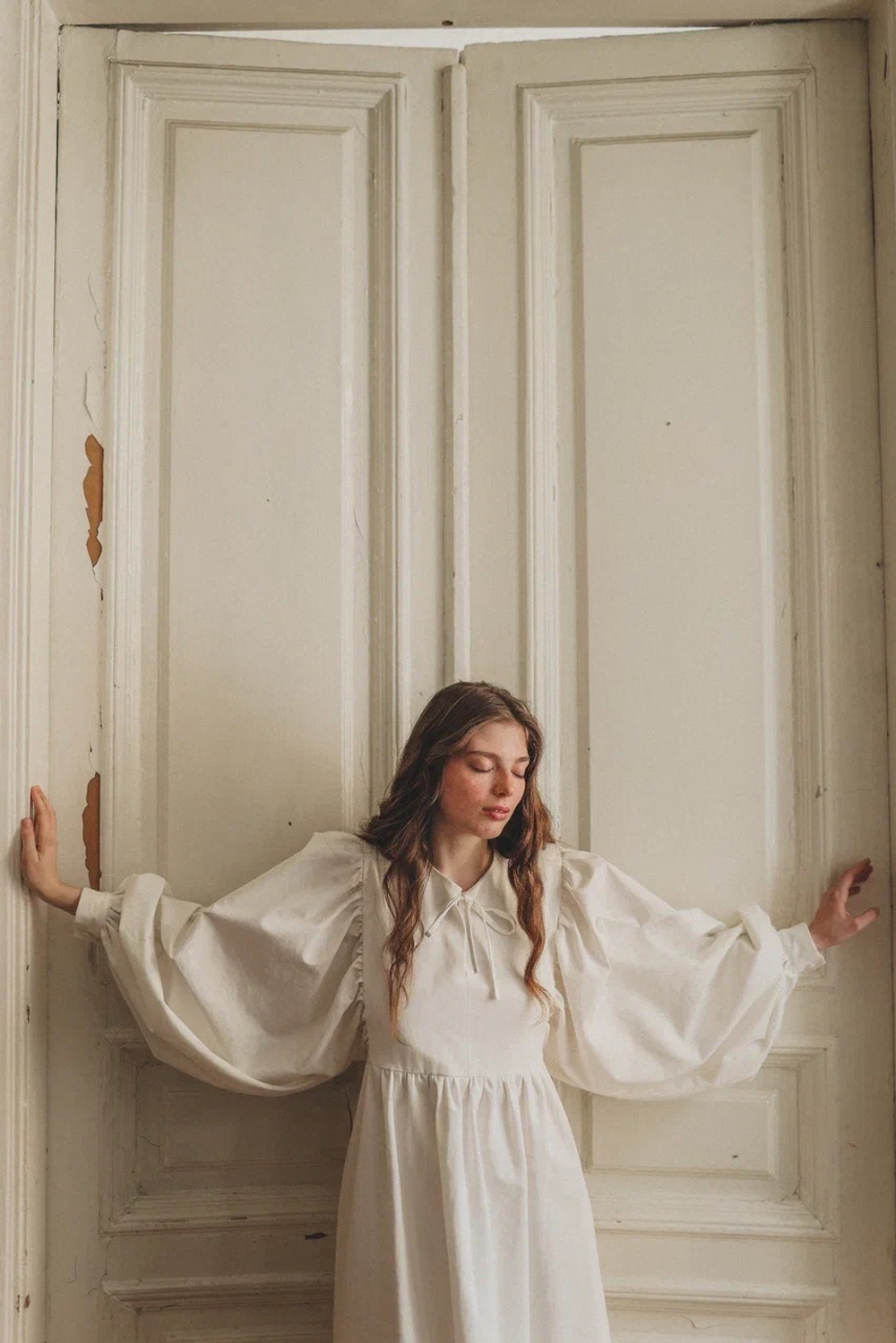 Платье с объемным рукавом из джинсы Айвори