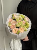 Букет сборный из кустовых пионовидных роз, лизиантуса и диантусов