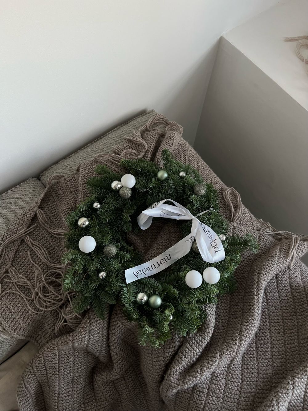 Новогодний венок в бело-серой гамме