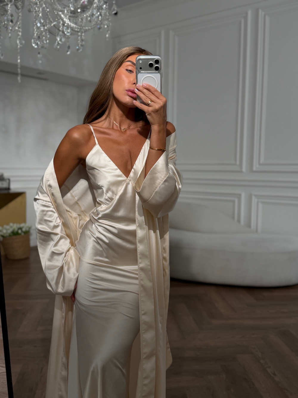 Пеньюар из шелка в бежевом цвете