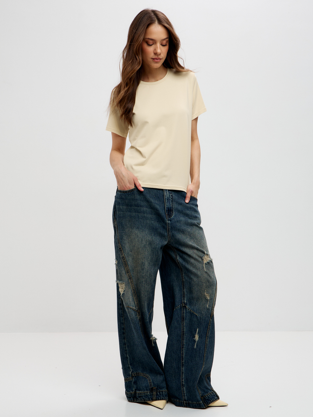 Широкие джинсы с декоративными элементами