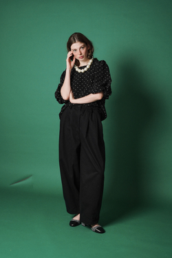 Брюки-бананы из плотного хлопка черного цвета