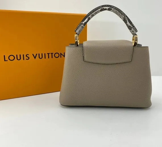 Сумка Louis Vuitton Capucines BB бежевый