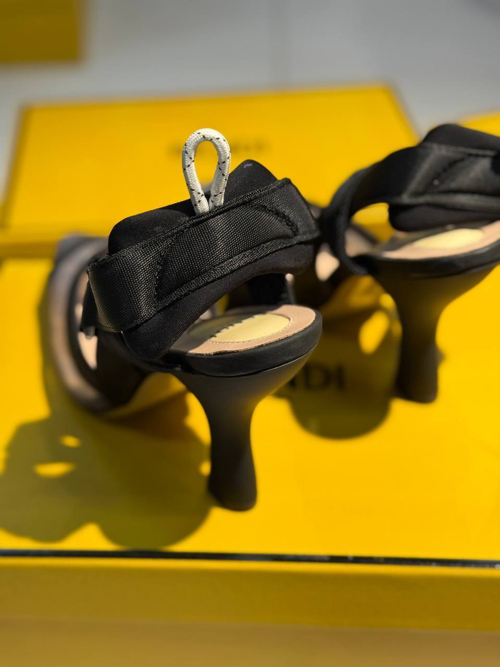 Босоножки Fendi