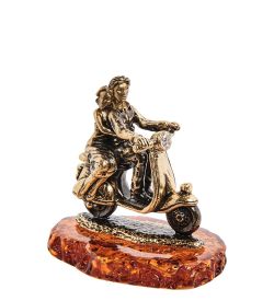 Народные промыслы AM-3130 Фигурка «Пара на Мотороллере» (латунь, янтарь)