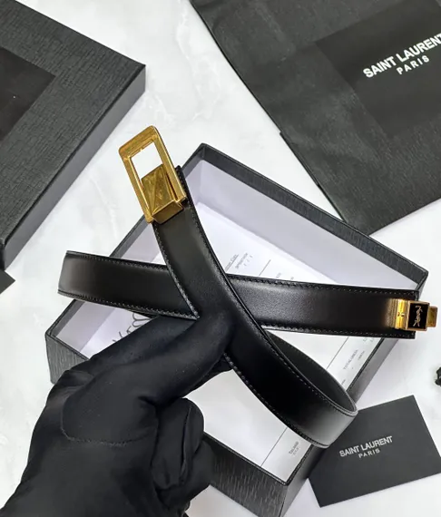 Ремень Saint Laurent с пряжкой CHARNIERE из гладкой кожи, чёрный